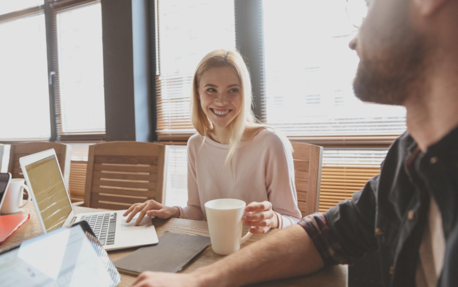 Person arbeitet konzentriert an Finanzplanung am Schreibtisch